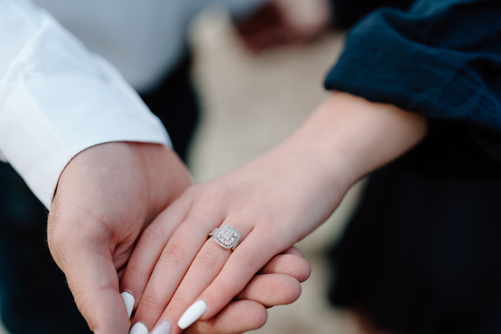 Bague de fiançailles, Alliance de mariage à Montréal Bague-de-fiancailles-Alliance-de-Mariage-civil-notaire-celebrant-celebration-montreal-quebec.jpg